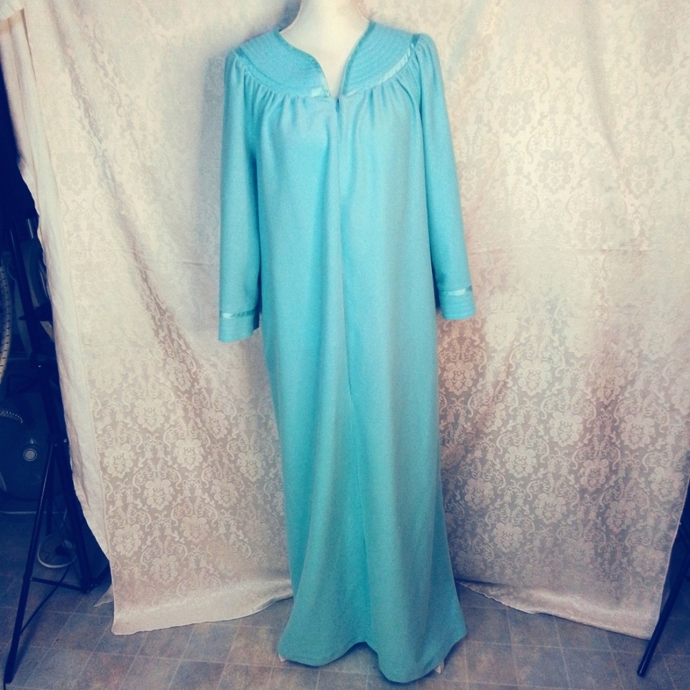 Adonna light blue long sleeved robe with zipper front size L